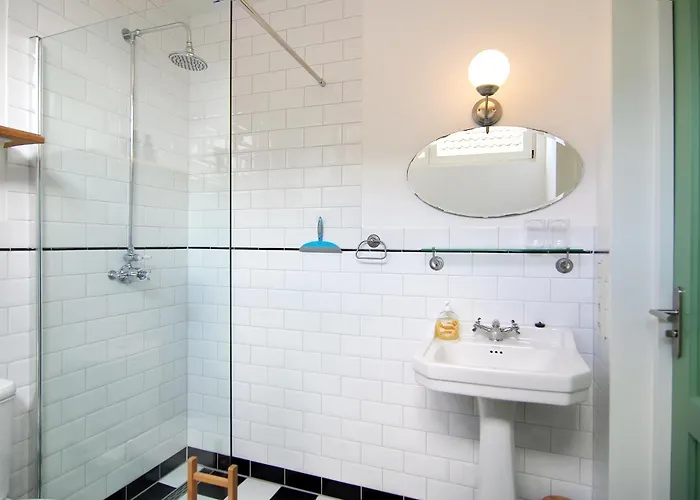 Tranquil Wooden House With Free Parking Amsterdam