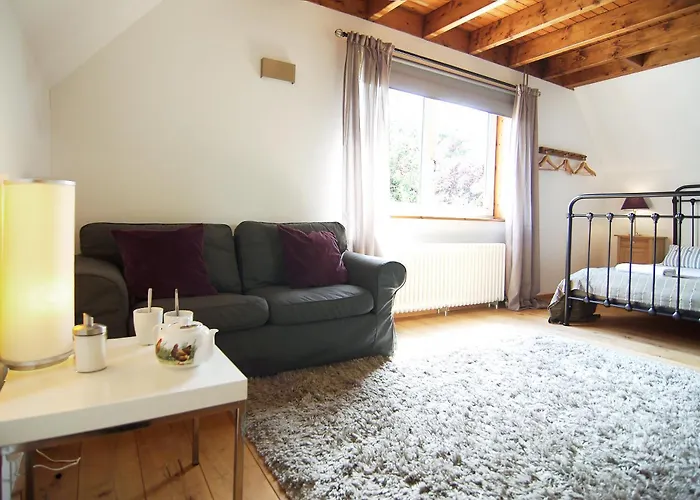 Tranquil Wooden House With Free Parking