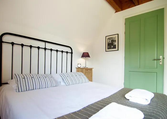 Tranquil Wooden House With Free Parking