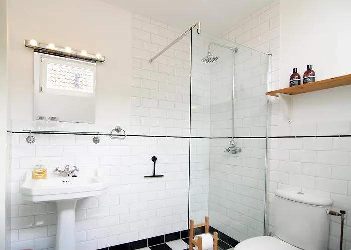 Tranquil Wooden House With Free Parking Amsterdam