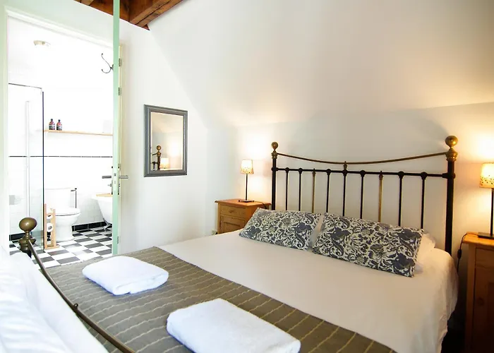 Tranquil Wooden House With Free Parking Accommodatie bij particulieren