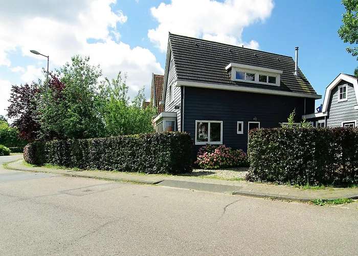 Tranquil Wooden House With Free Parking