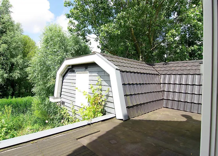 Tranquil Wooden House With Free Parking Accommodatie bij particulieren