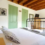 בית אירוח Tranquil Wooden House With Free Parking אמסטרדם