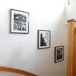 Tranquil Wooden House With Free Parking בית אירוח *