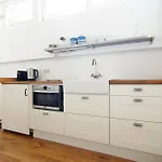Tranquil Wooden House With Free Parking בית אירוח *