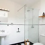 Tranquil Wooden House With Free Parking אמסטרדם