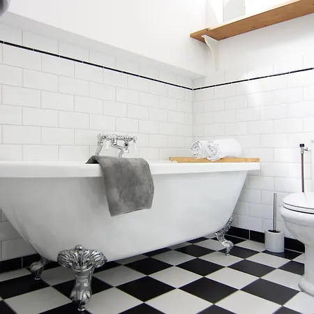 בית אירוח Tranquil Wooden House With Free Parking אמסטרדם