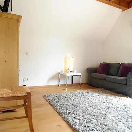 Tranquil Wooden House With Free Parking בית אירוח *