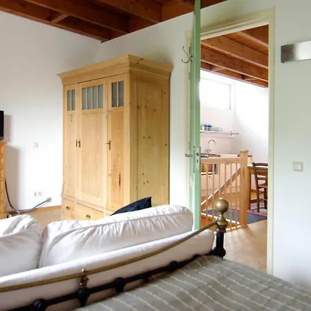בית אירוח Tranquil Wooden House With Free Parking אמסטרדם