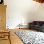 Tranquil Wooden House With Free Parking Séjour chez l'habitant *