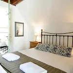 Tranquil Wooden House With Free Parking Séjour chez l'habitant