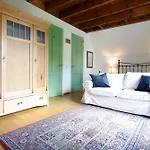 Tranquil Wooden House With Free Parking Séjour chez l'habitant Amsterdam