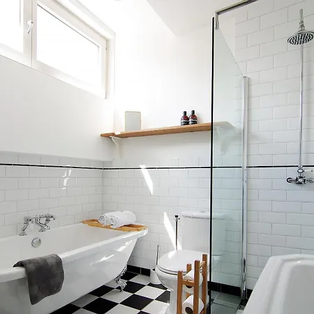 Tranquil Wooden House With Free Parking Homestay *