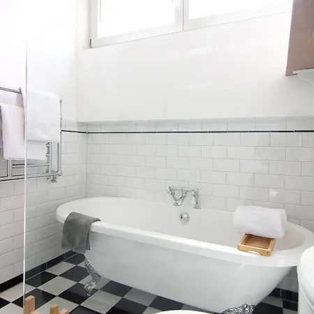 Tranquil Wooden House With Free Parking *