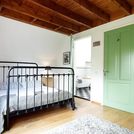 ホームステイ Tranquil Wooden House With Free Parking アムステルダム