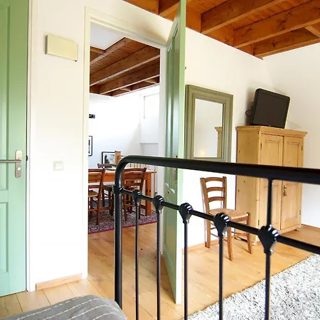 Tranquil Wooden House With Free Parking