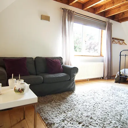 Tranquil Wooden House With Free Parking