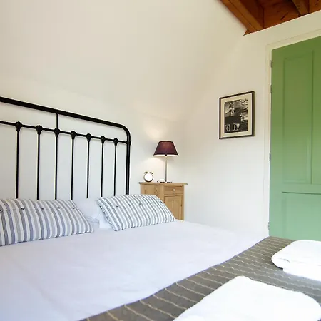 Tranquil Wooden House With Free Parking