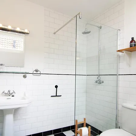 Tranquil Wooden House With Free Parking Amsterdam