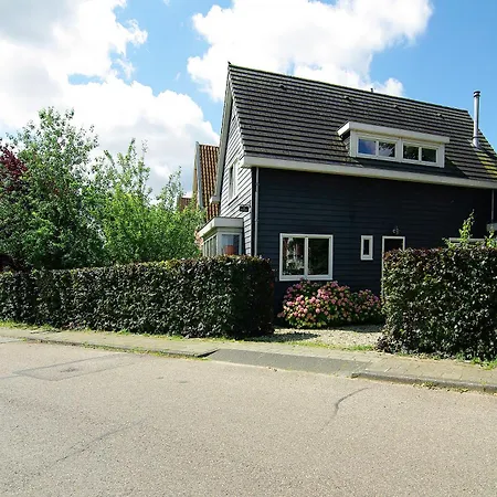Tranquil Wooden House With Free Parking