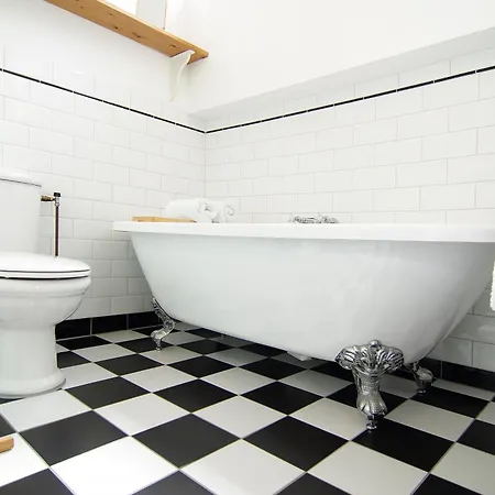 Privatunterkunft Tranquil Wooden House With Free Parking *
