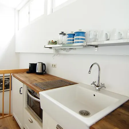 Tranquil Wooden House With Free Parking *