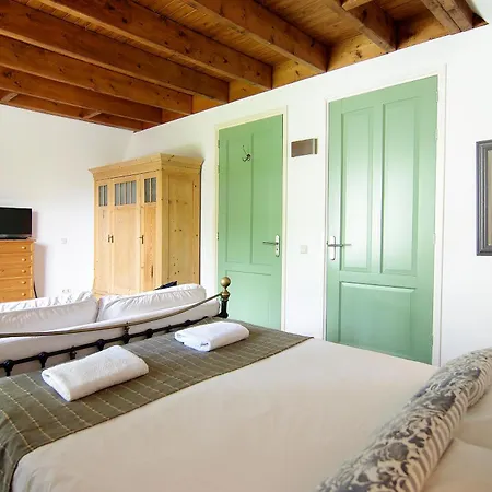 Tranquil Wooden House With Free Parking Alloggio in famiglia *