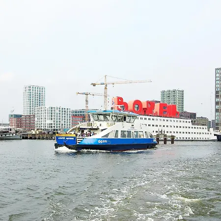 Tranquil Wooden House With Free Parking Alloggio in famiglia