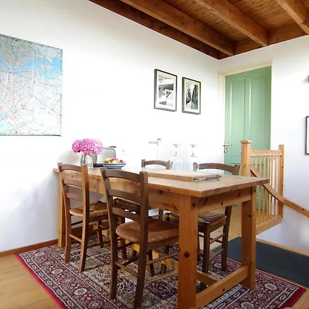 Tranquil Wooden House With Free Parking