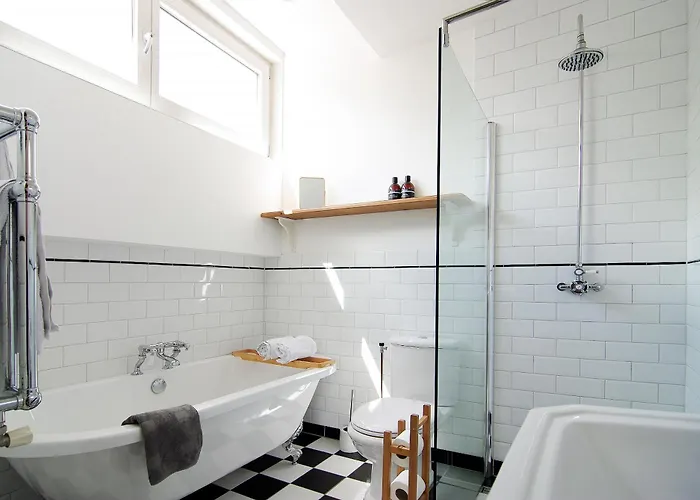 Tranquil Wooden House With Free Parking 홈스테이 *