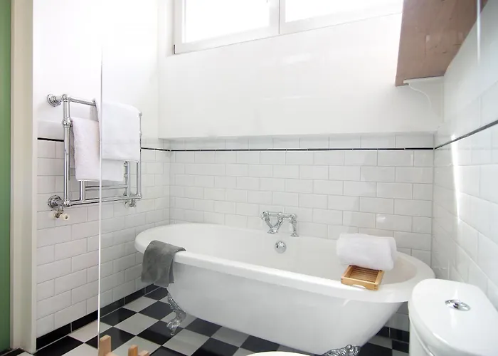 Tranquil Wooden House With Free Parking *