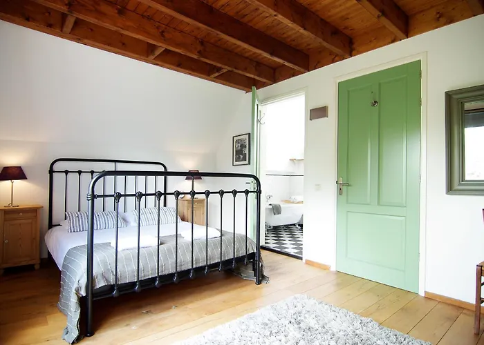 홈스테이 Tranquil Wooden House With Free Parking 암스테르담