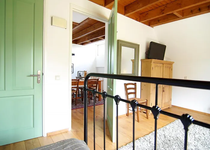 Tranquil Wooden House With Free Parking