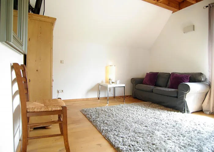 Tranquil Wooden House With Free Parking 홈스테이 *