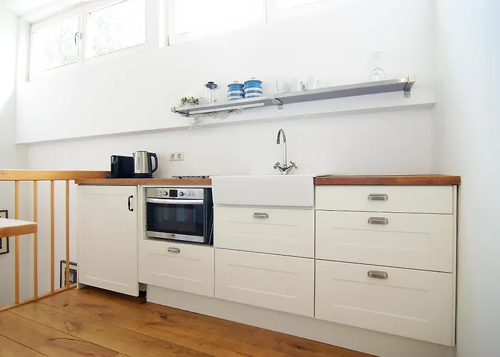 Tranquil Wooden House With Free Parking 홈스테이 *