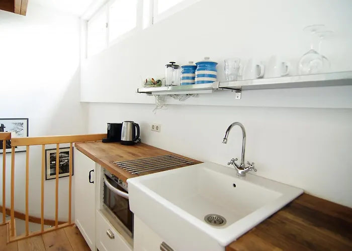 Tranquil Wooden House With Free Parking *