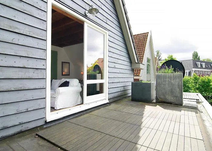 Tranquil Wooden House With Free Parking 홈스테이 암스테르담